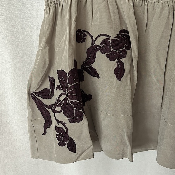 Lithe Anthropologie Grey Embroidered Floral Short Sleeve Silk Shirt Top *Sz 8* - Picture 4 of 7